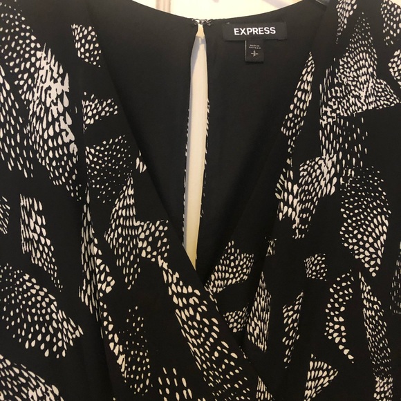 Express Flowy V Neck Dress - Picture 5 of 5